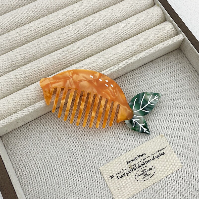 外国貿易の国境を越えてよく売れている透かし彫りの髪はかわいい動物の広い歯の櫛のカラーの酢酸の板材の携帯しています。|undefined