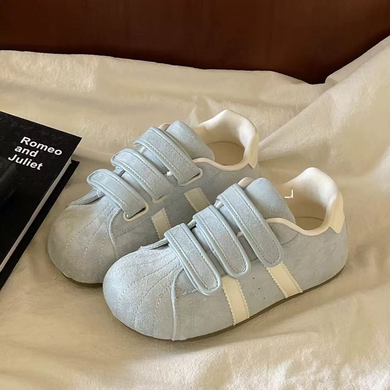 2026 primavera y otoño nueva moda versátil zapatos de skate deportivo casual nicho zapatos de entrenamiento de la ley retro velcro zapatos de pan