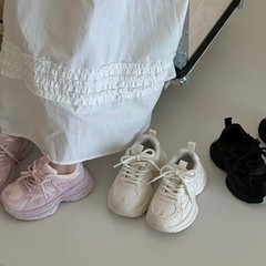 女の子のお父さんの靴の子供の靴の2025春の新型の通気性の子供の運動靴の軽やかな男女の子供のランニング靴