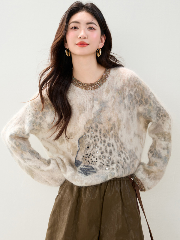 Real Shot ◆ 2025 French-Style Versatile Slimming Leopard Print Knit Sweater for Women with Heavy Sequin and Bead Embroidery. Real Shot ◆ 2025 French-Style Versatile Slimming Leopard Print Knit Sweater for Women with Heavy Sequin and Bead Embroidery.