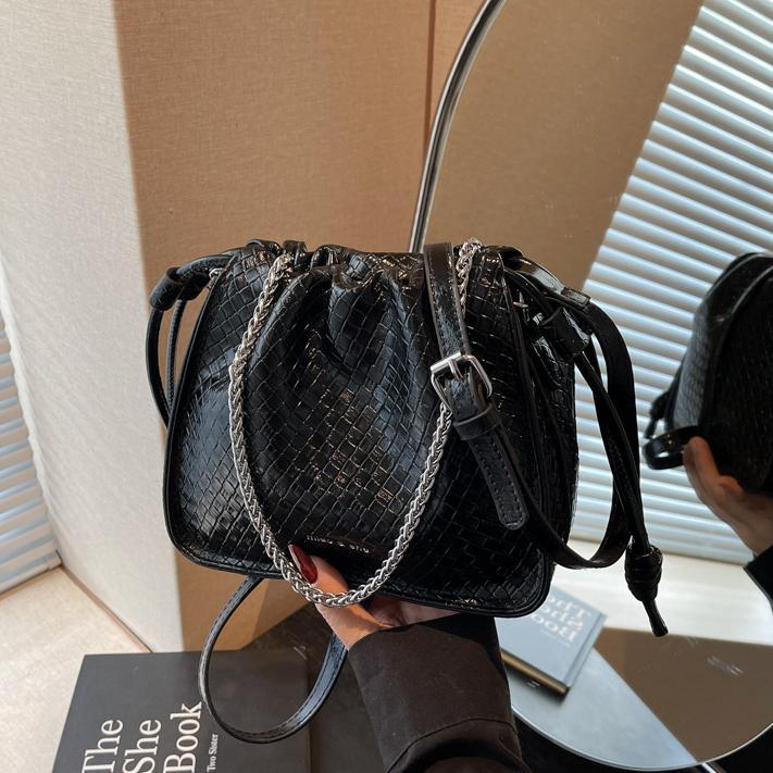 2025 nuevo bolso pequeño de gran venta, textura femenina, bolso de mensajero de un solo hombro popular de todo fósforo, cadena de moda, bolso cuadrado pequeño tejido