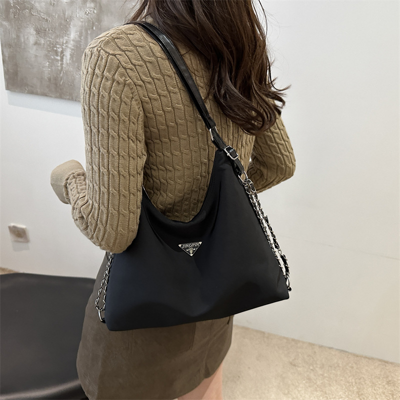 Mochila de viaje negra para mujer 2024 nuevo bolso de hombro de moda de gran capacidad y multiusos biselado