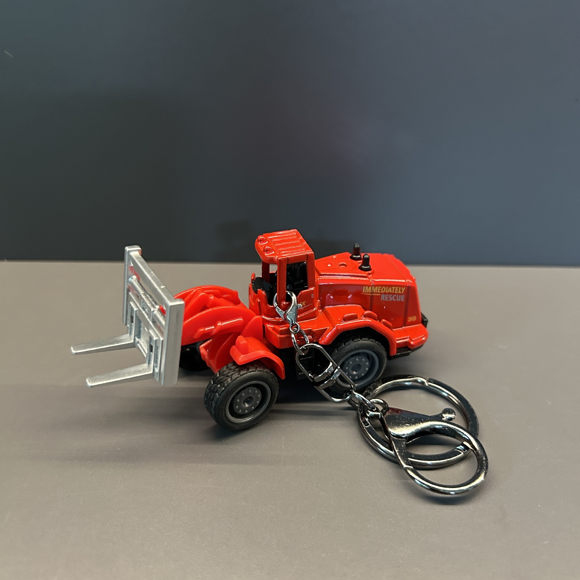 Mini camión de agua contra incendios excavadora modelo de aleación de deslizamiento llavero mochila colgante carro llavero pequeño regalo