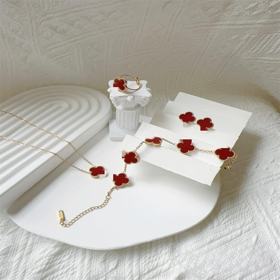 Estilo caliente Este trébol de cuatro hojas 13MM Pulsera de cinco flores 18K Pulsera de trébol de cuatro hojas Collar Pendientes Juego de anillo sin decoloración