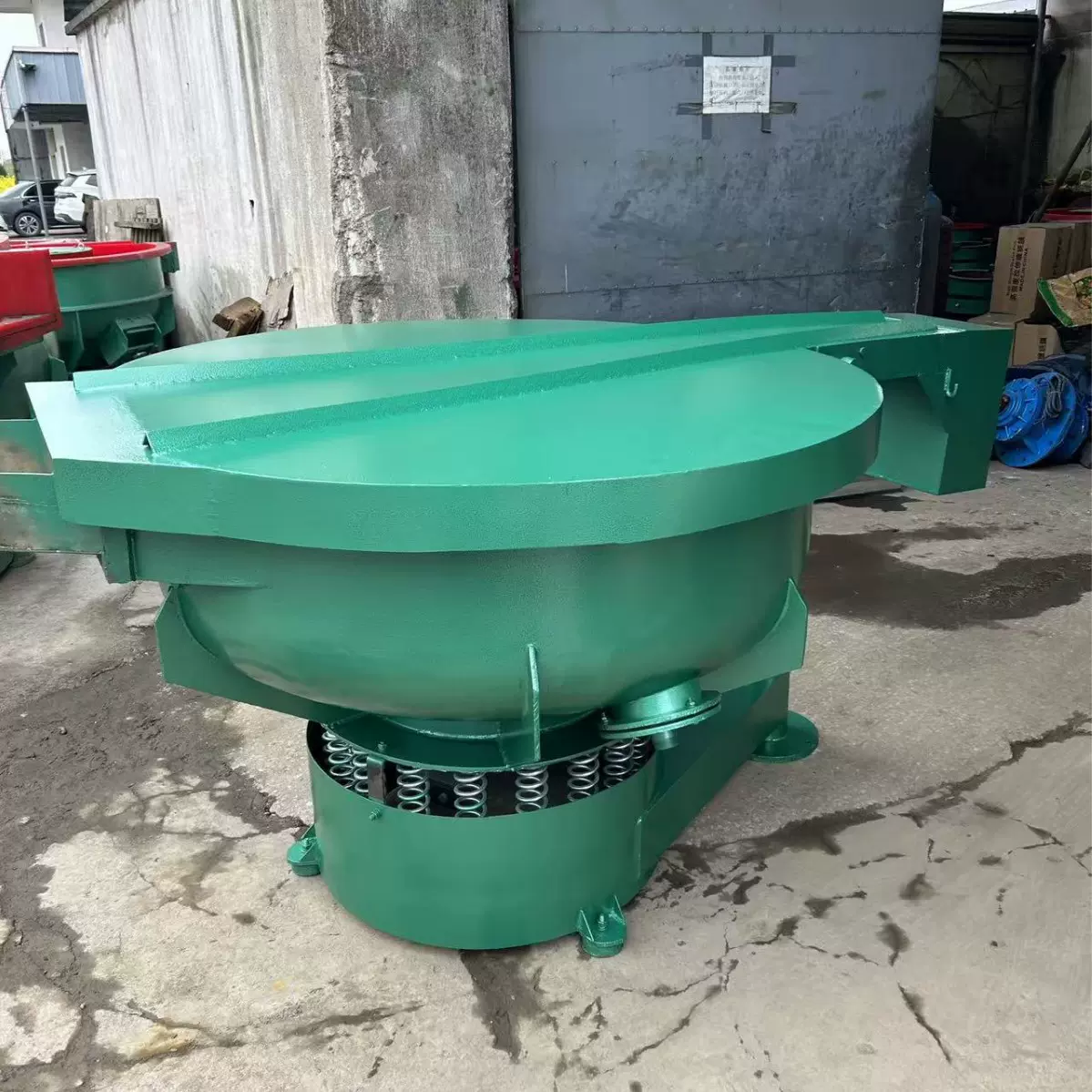 定制振动研磨机带消音罩防溅水抛光机不锈钢去毛刺自动出料光饰机