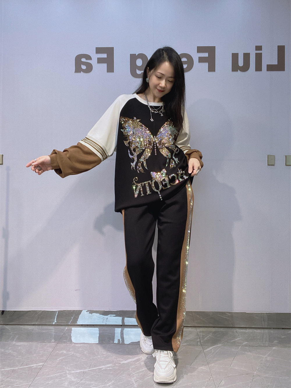 Otoño y invierno nuevo estilo americano de estilo callejero juego de colores de estilo de mujer de tamaño grande cuello redondo pantalones de manga larga dos piezas para mujeres