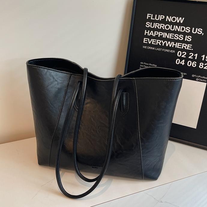 Este año, la popular bolsa de gran capacidad para mujeres 2026 nueva bolsa de brazo simple y casual, bolsa de hombro de viaje universal.