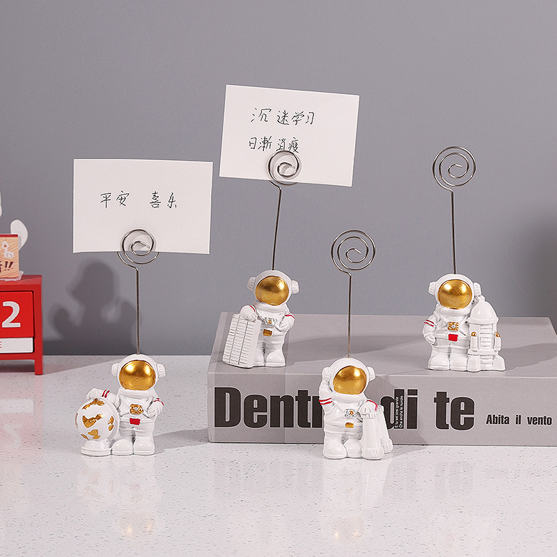 Creative three-dimensional mini astronaut spaceman business card holder desktop photo holder desktop small ornaments resin crafts