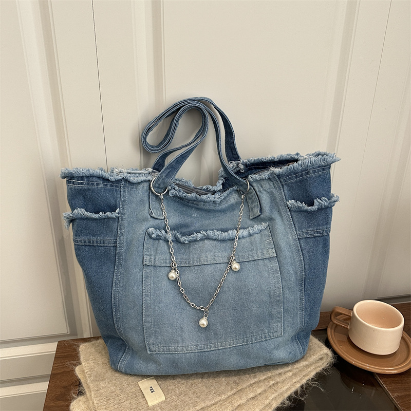 Borsa tote in denim sfumato, versatile e capiente, collezione primavera/estate 2026. Nuova borsa a tracolla semplice per lavoro e pendolarismo. Borsa grande._voghion.com