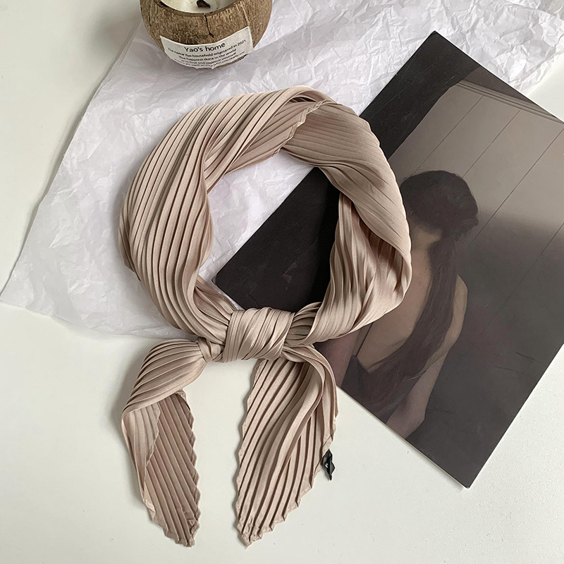 Pañuelo de seda de alta calidad nuevo estilo de color sólido arrugado bufanda de seda para mujer bufanda en forma de diamante versión coreana de la bufanda de seda de imitación pequeña bufanda en la cabeza banda para el cabello