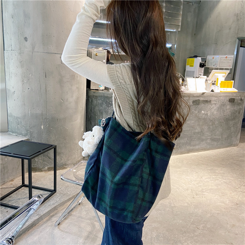 0981 Simple ins checkered woolen single-shoulder bag, hand-held cloth bag, student large-capacity shopping bag, laid-back style women's bag undefined