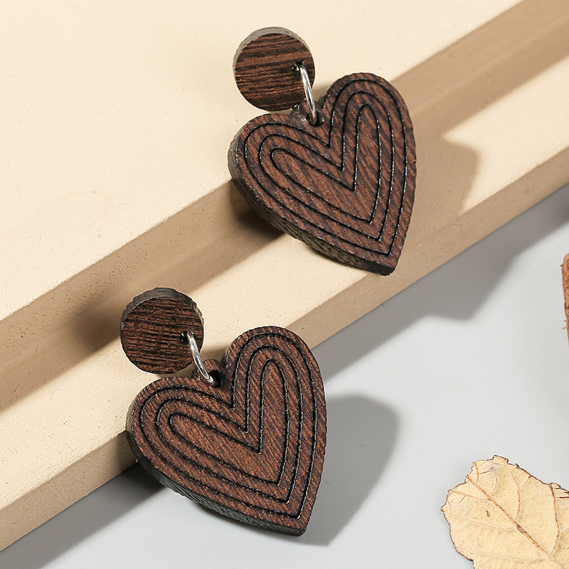 1 Pair Retro Heart Shape Wood Handmade Women's Drop Earrings display picture 4