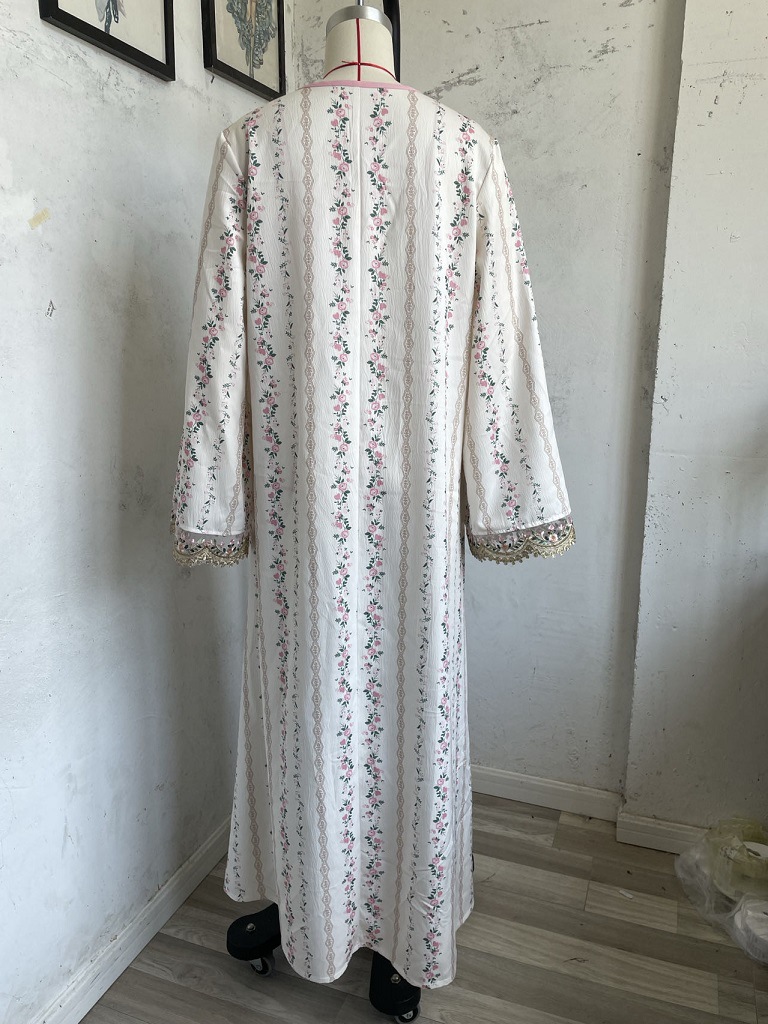 Elegant muslimsk klänning med v-ringning och spetsbroderi_voghion.com