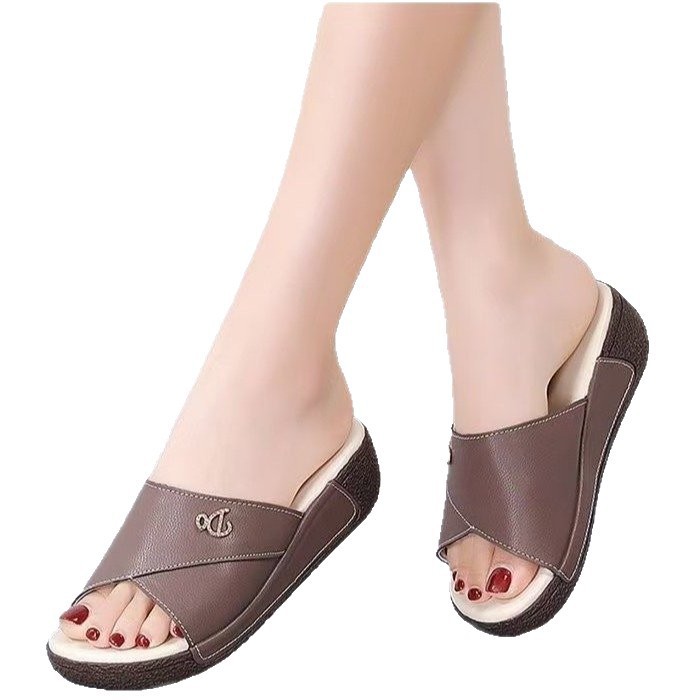 Zapatillas rojas de cuero suave para mujeres 06 verano nuevo talón de pendiente con suela gruesa y cómoda zapatillas de playa image 5