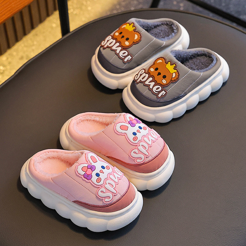 Otoño y invierno zapatillas de algodón impermeable para niños, piel PU cálida y bolsas de terciopelo, zapatillas de algodón para niños pequeños y medianos.