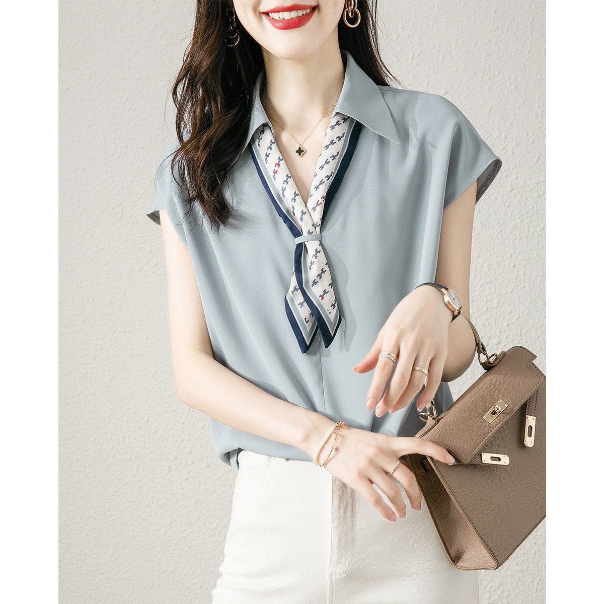 탈착식 나비 넥타이 V-넥 셔츠 2022 여름 새로운 프랑스 통근 대비 색상 여성용 반팔 루즈한 셔츠