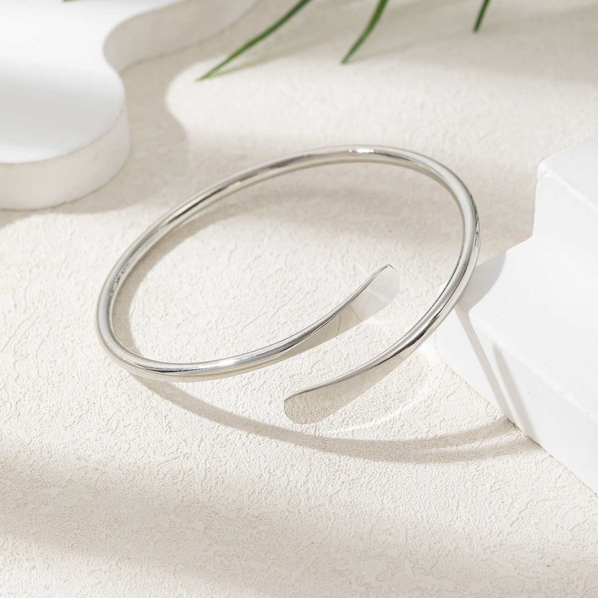 Brazalete de apertura transfronteriza de oro y plata personalidad de dos extremos de pulseras aplastadas pulseras de moda de mujeres al por mayor image 5