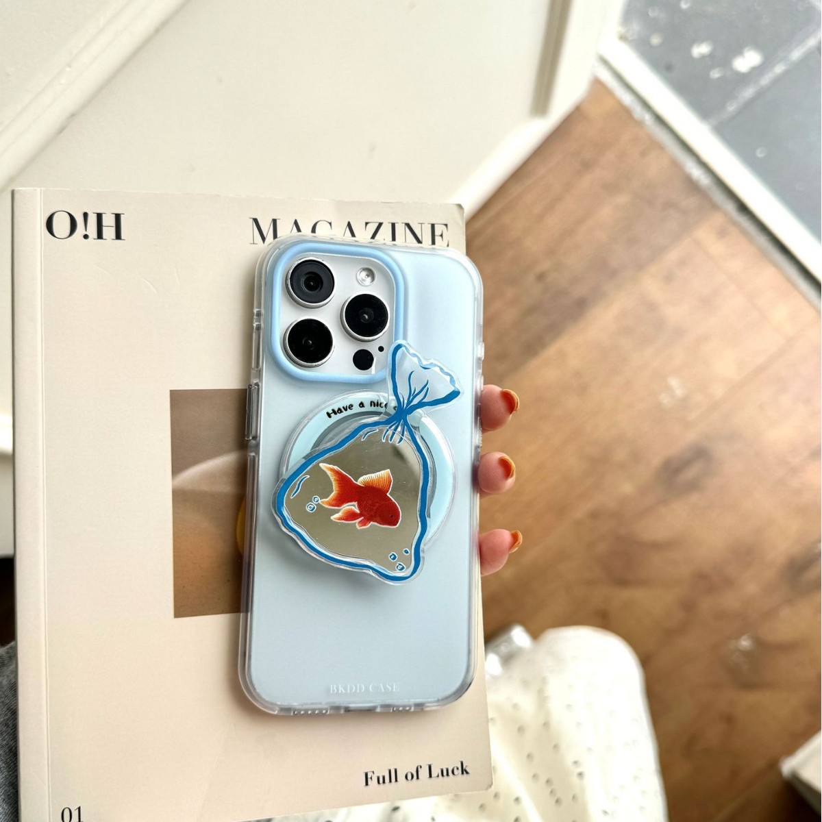 Soporte magnético de espejo de pez dorado degradado simple para Apple 16ProMax funda para teléfono móvil 15Pro pareja 14/13