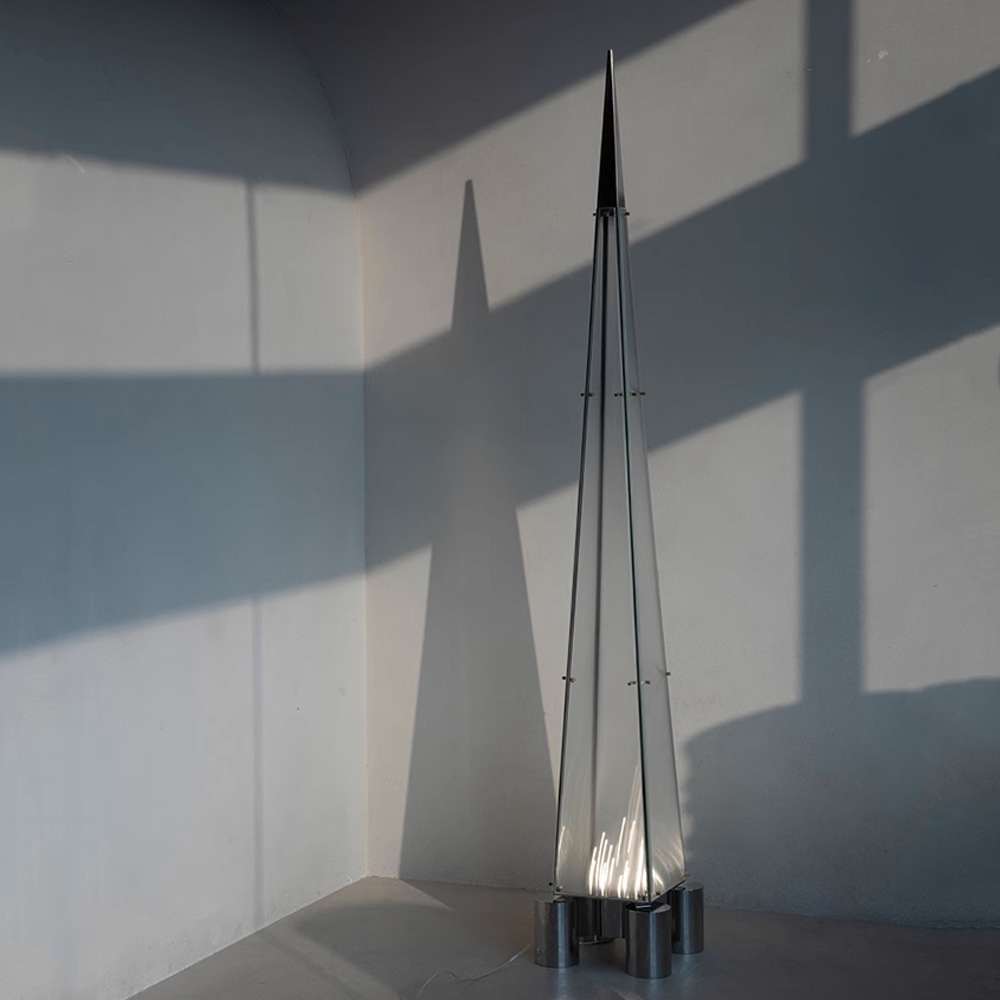 Pirámide lámpara de suelo sala de estar sensación de sofá al lado de la cabecera del dormitorio alto valor visual minimalista atmósfera artística lámpara de pie sin