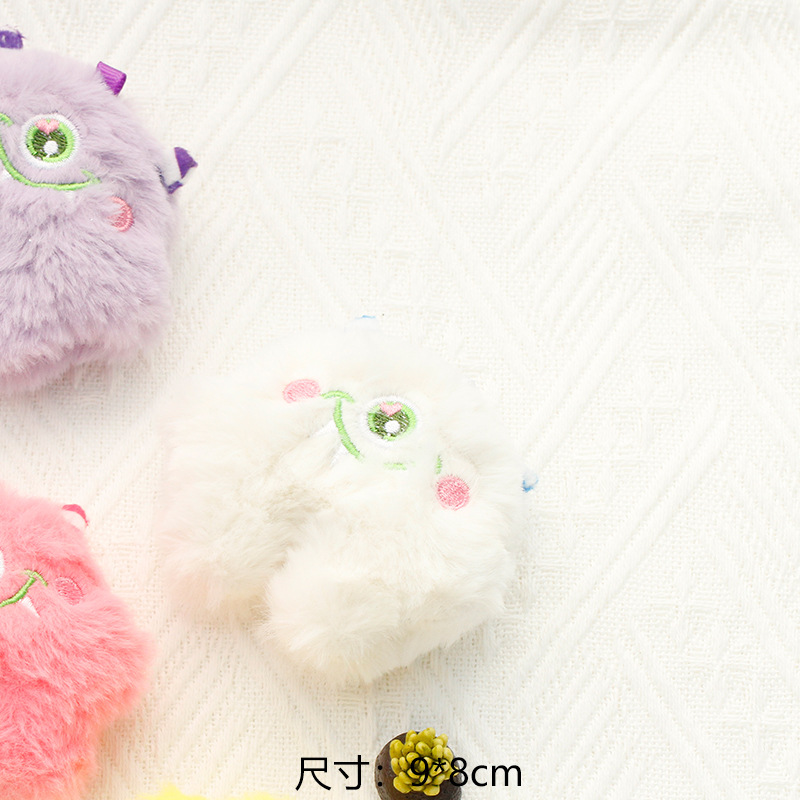 小怪獣のぬいぐるみのアクセサリーが可愛いです。