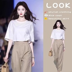 夏服とリラックス感のセットを合わせて半袖の上着を着ます。