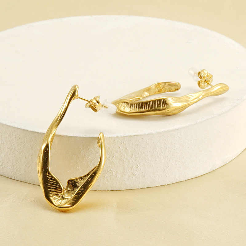 Cruzar la frontera europea y americana de acero de titanio irregular pendientes hembra 18K de acero inoxidable de moda nicho de diseño pendientes al por mayor