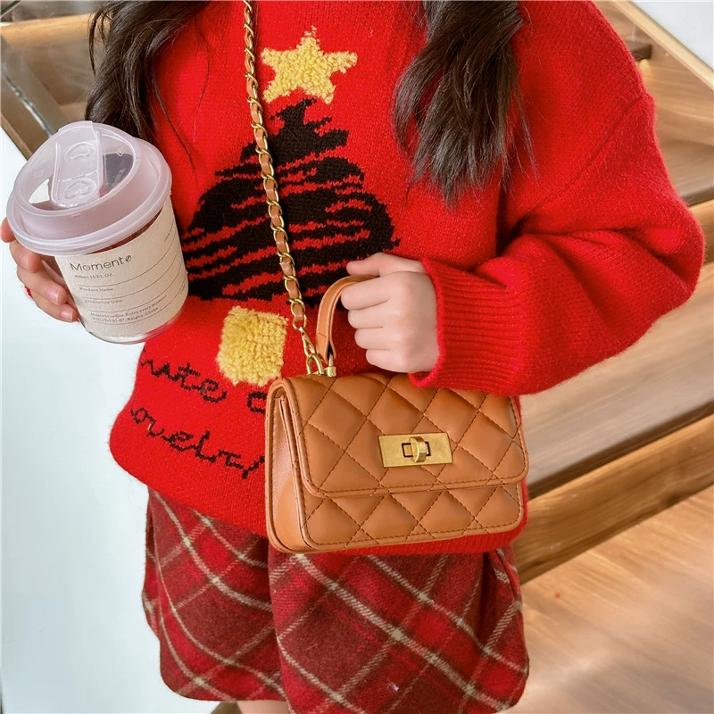 Детская сумка, цепочка, сумка через плечо, аксессуар, помада, стиль Chanel, тренд сезона, сумка на цепочке