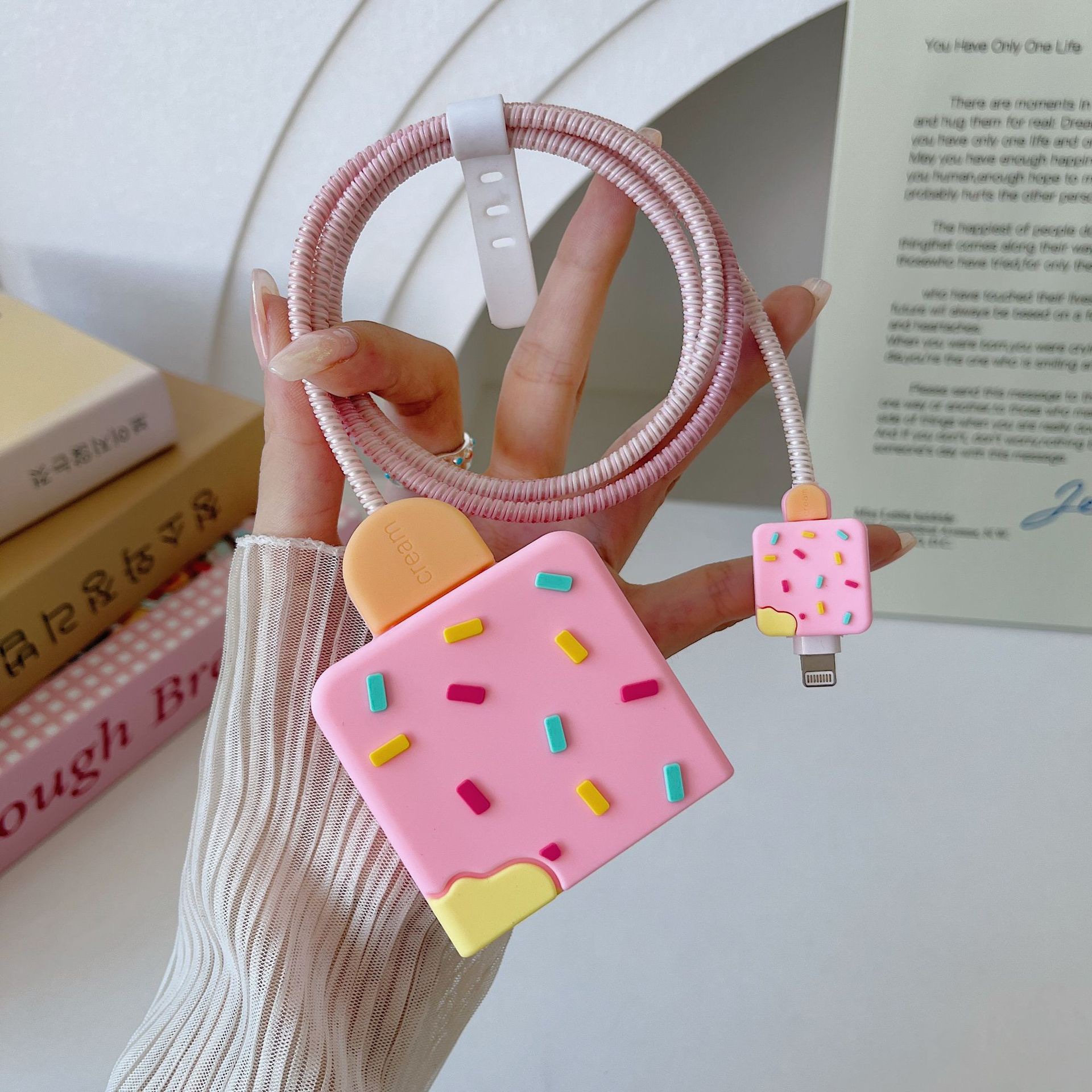 2024 nueva cubierta protectora de cabezal de carga rápida estándar británico de dibujos animados de 20W para cargador de Apple 20WPD plegable de tres enchufes