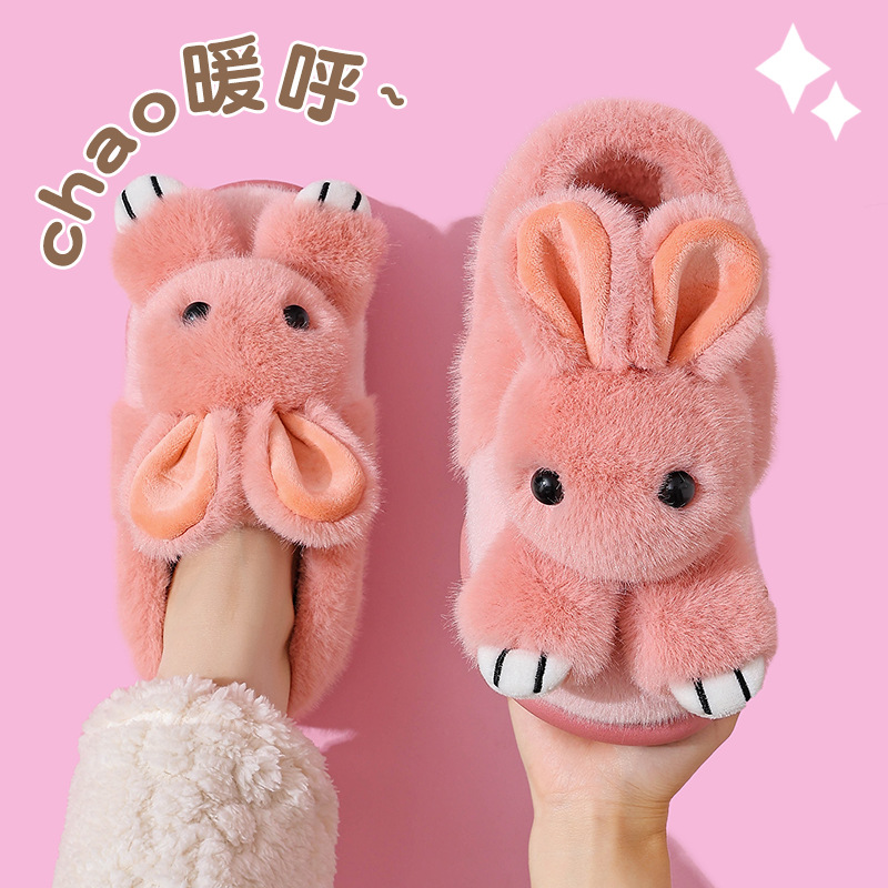 Zapatillas de algodón para mujeres invierno 2025 nuevas parejas interiores con una base gruesa de terciopelo para calentar el mes zapatos de algodón para hombres