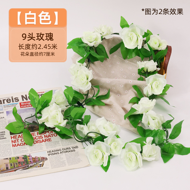 Simulación de flores falsas rosas de caña colgando la pared tubería de drenaje envuelta hoja verde que cubre la parte superior de la decoración de boda de plástico