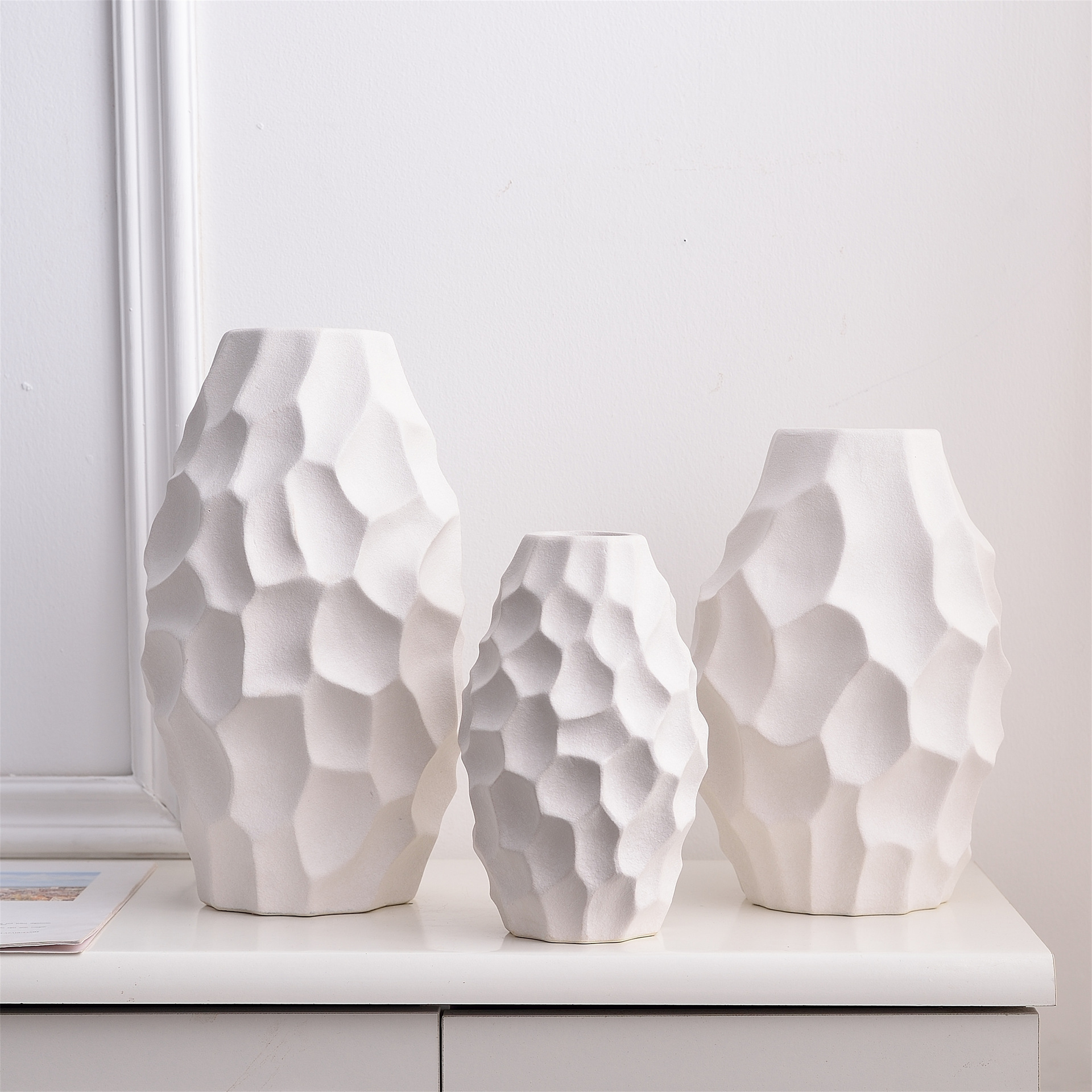 Nordic Style Creative Wangcheng Vase Household Ceramic Crafts Decorative Ornaments White Porcelain Flower Dried Flower Artiment