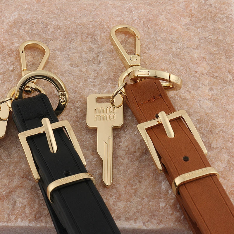 Xiaohongshu ins estilo explosivo uim caja de llaves de cuero colgante llavero de coche colgante pequeño de moda para hombres y mujeres