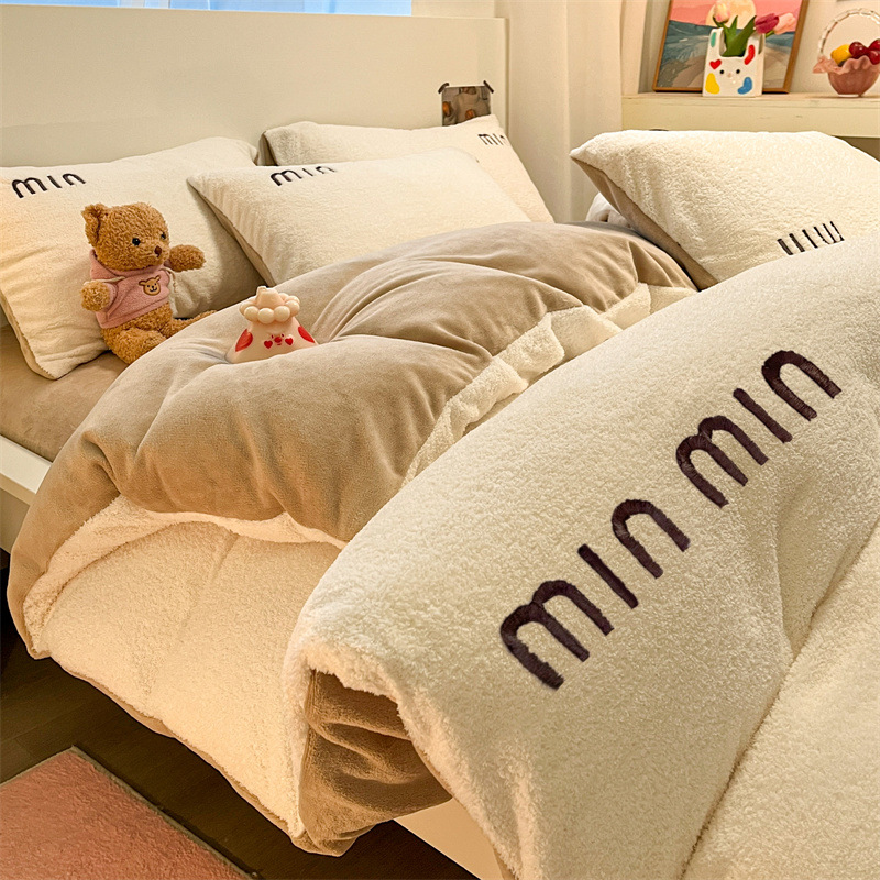 2024 nueva categoría más terciopelo grueso de lana de leche de invierno traje de cuatro piezas invierno invierno conejo felpa funda de edredón de lana de coral