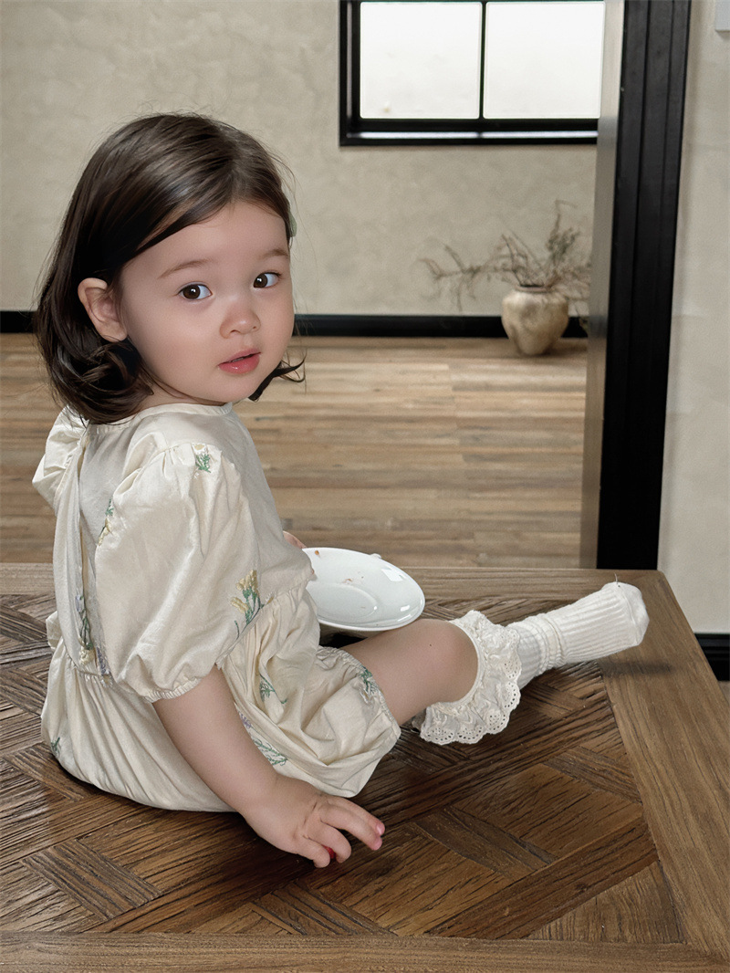 Falda-romper para bebé para verano, ropa infantil de estilo fino, ropa infantil de estilo coreano para el verano de 2025, romper con botones en la espalda para niñas.