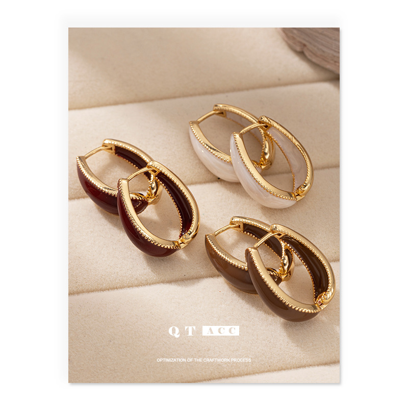 Un sentido de alta calidad de los pernos de aceite hechos a mano, estilo de moda, estilo de viaje de otoño y invierno, pernos de orejas para mujeres lujosos y de alta calidad.