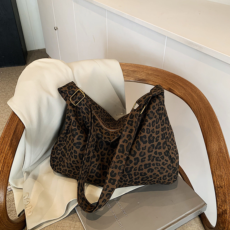 Bolso de gran capacidad de leopardo para mujeres otoño y invierno 2024 nueva moda bolso de hombro portátil de moda para trabajar mochila de viaje