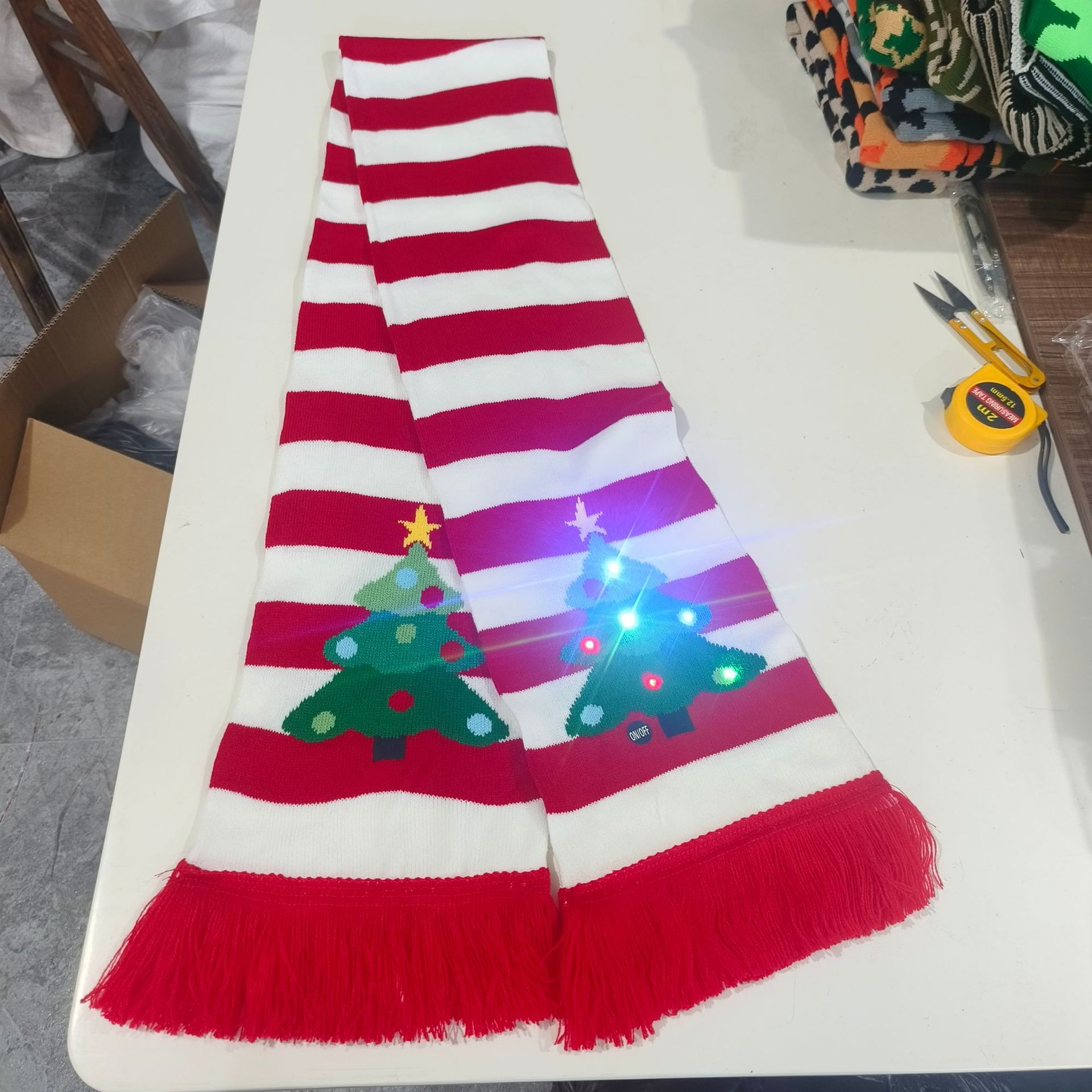 Spot árbol de Navidad sombrero bufanda con luz LED deslumbrante traje de dos piezas letras de punto animal jacquard fan bufanda