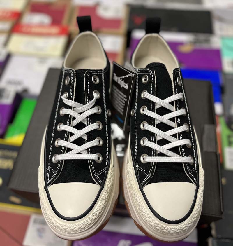 New 2025 New Black Low-Top Thick-Soled Height-Increasing Non-Slip Wear-Resistant Canvas Casual Shoes Couple Versatile_vogvips.com
