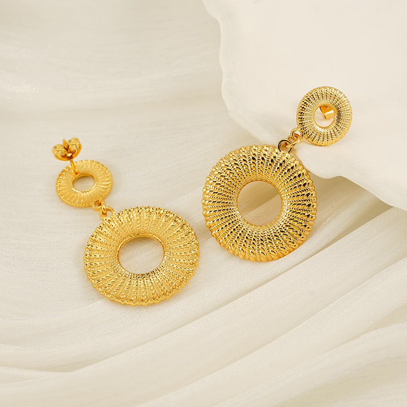 Nuevos pendientes de estilo ins de acero inoxidable europeo y americano de 18K pendientes de moda transfronteriza para damas de acero de titanio de todo fósforo pendientes de alta calidad