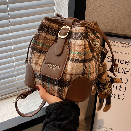 High-end versatile crossbody bucket shoulder bag for women 2024 spring new trendy plaid commuter bag for women