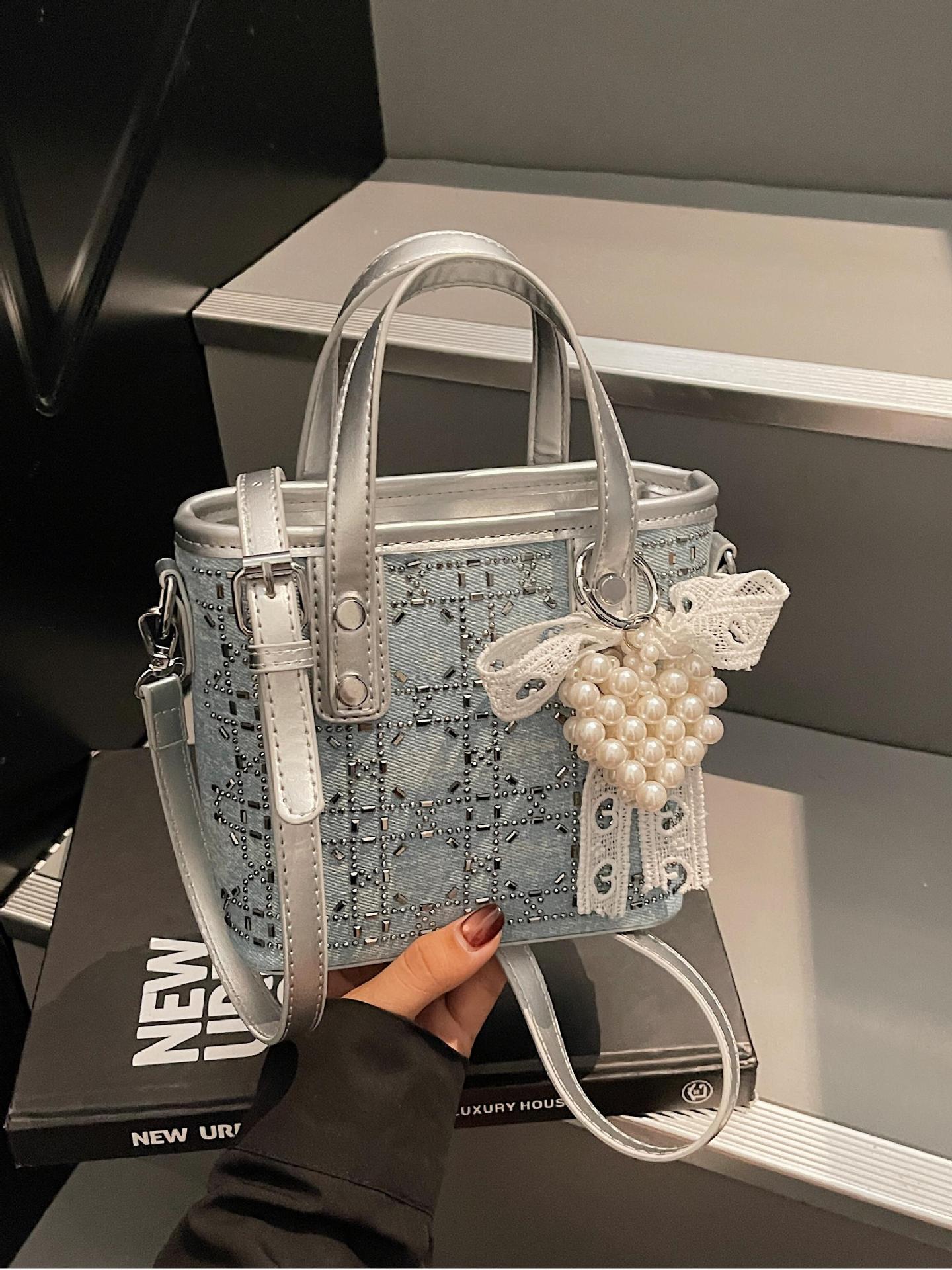 Bolso de cubo de mano de mezclilla de diamantes calientes popular de verano para mujer 2025 nuevo bolso de hombro de viajero de todo fósforo bolso de mensajero coreano