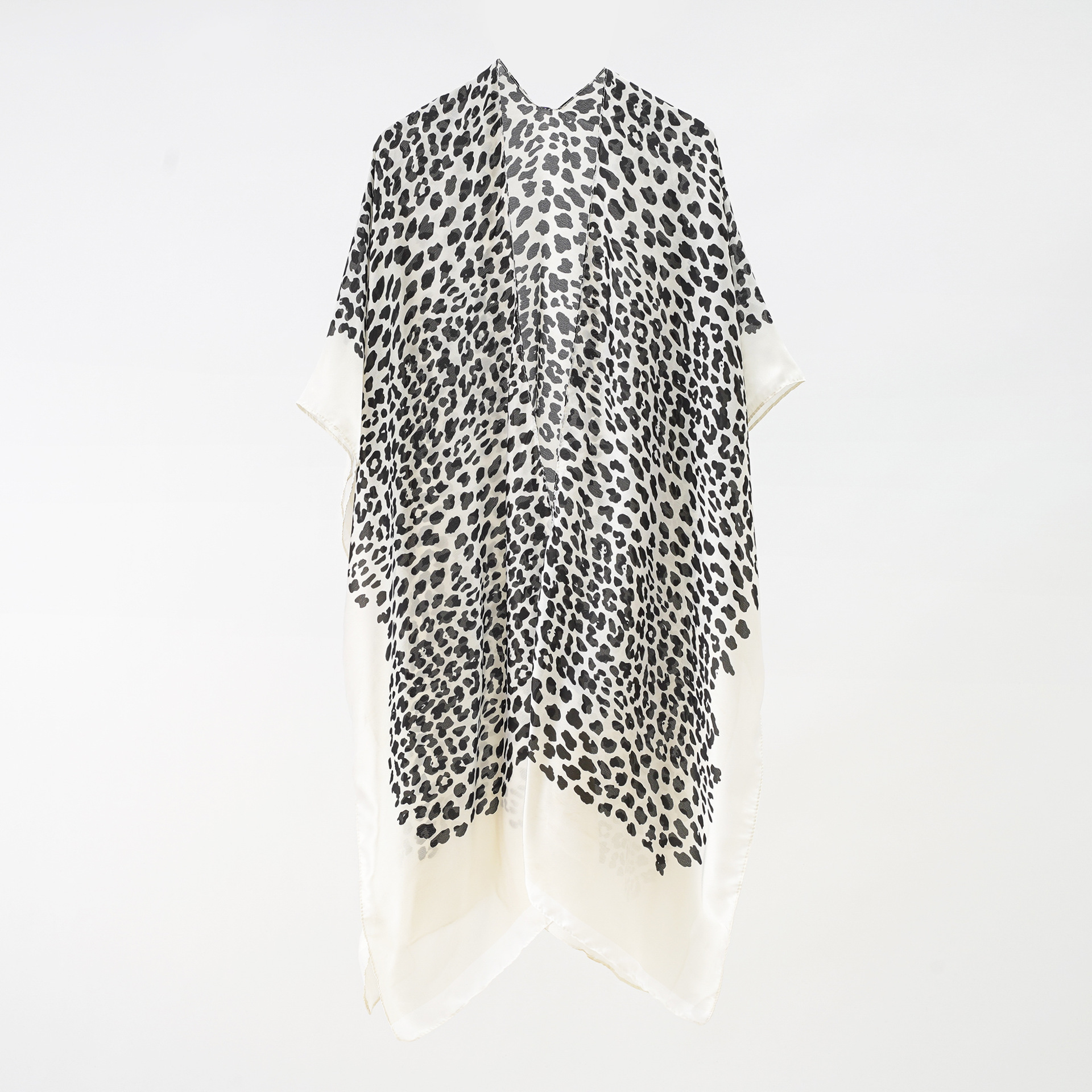 2023 nuevo estampado de leopardo blanco y negro junto al mar vacaciones protección solar todo-fósforo blusa casual