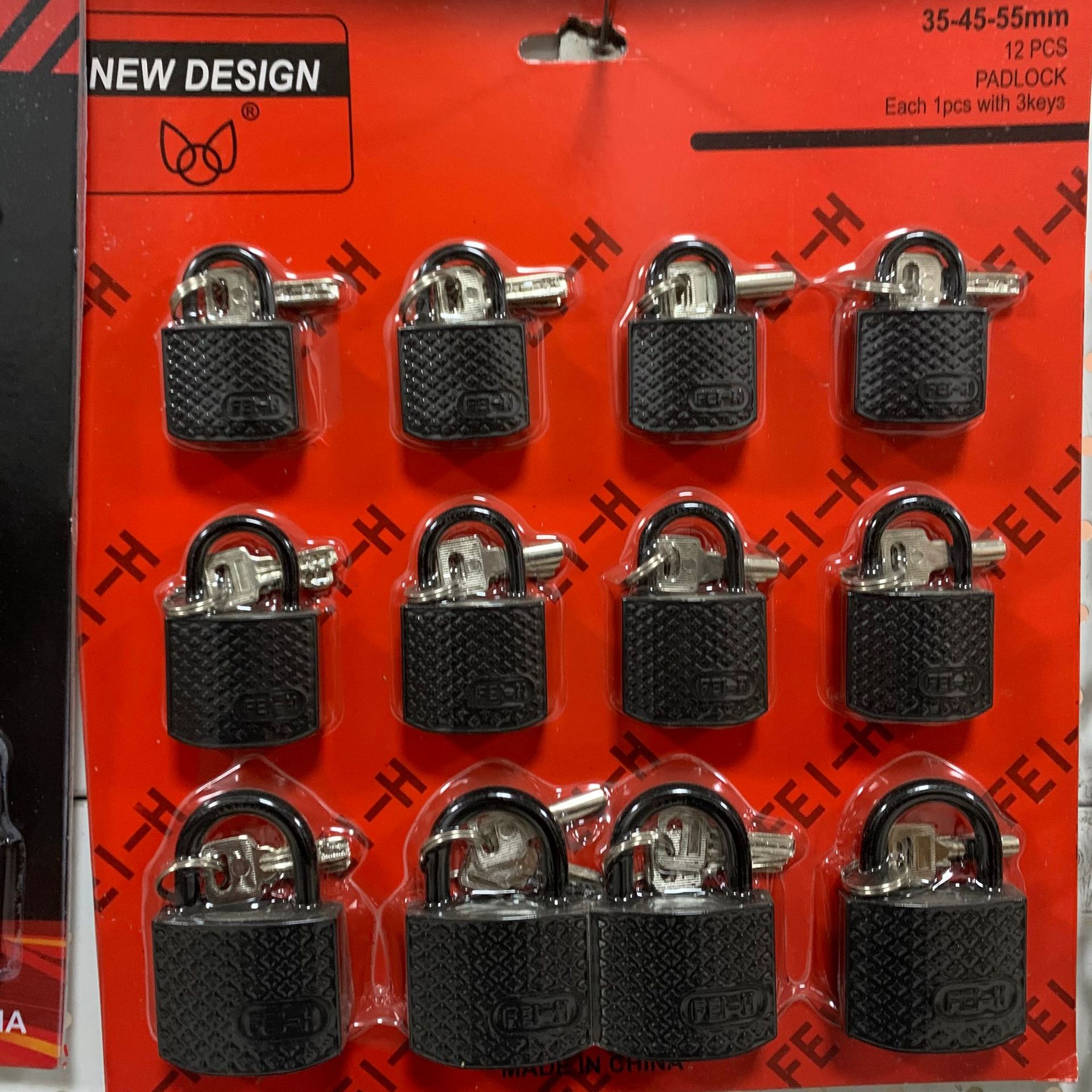 Cerradura de tarjeta de succión atómica al por mayor de fábrica Cerradura de cobre de imitación Cerradura de hierro Llave de media luna Cerradura de combinación antirrobo anti-palanca para el hogar