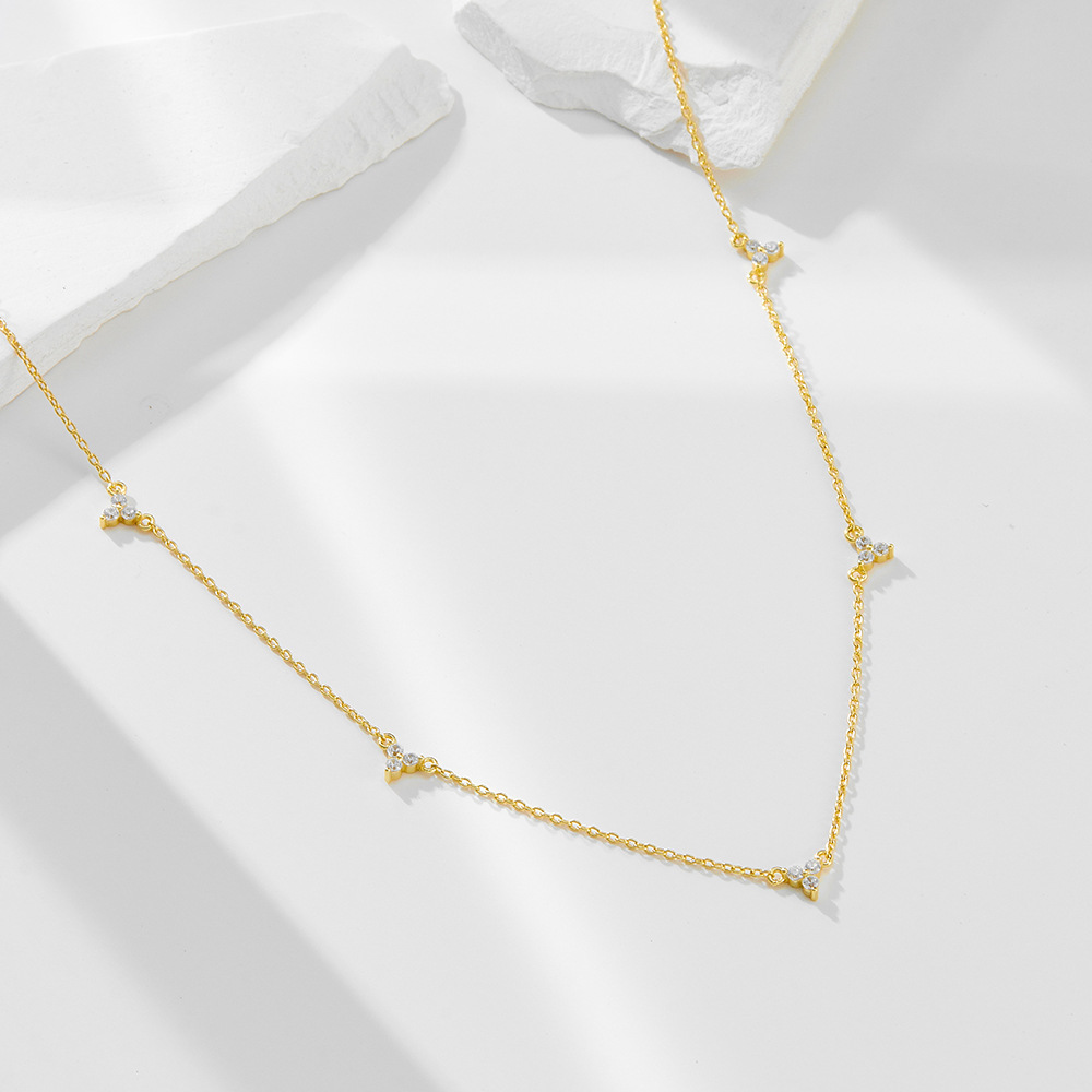 S925 Flor de trébol de plata Collar de circón Mujer Diseño de nicho europeo y americano Tres colgantes de circón con microincrustaciones Cadena de clavícula