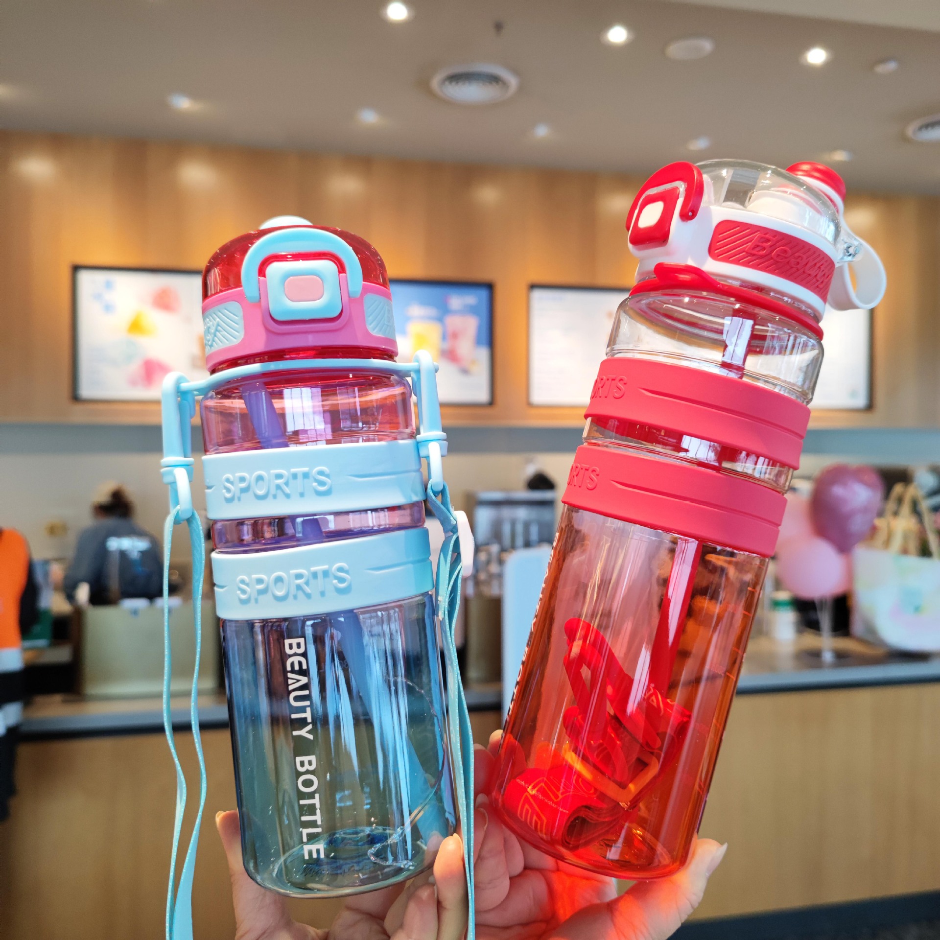 Nuevo estilo de deportes al aire libre fitness botella de agua doble colorido verano correa portátil taza de agua de plástico botella de lectura para estudiantes