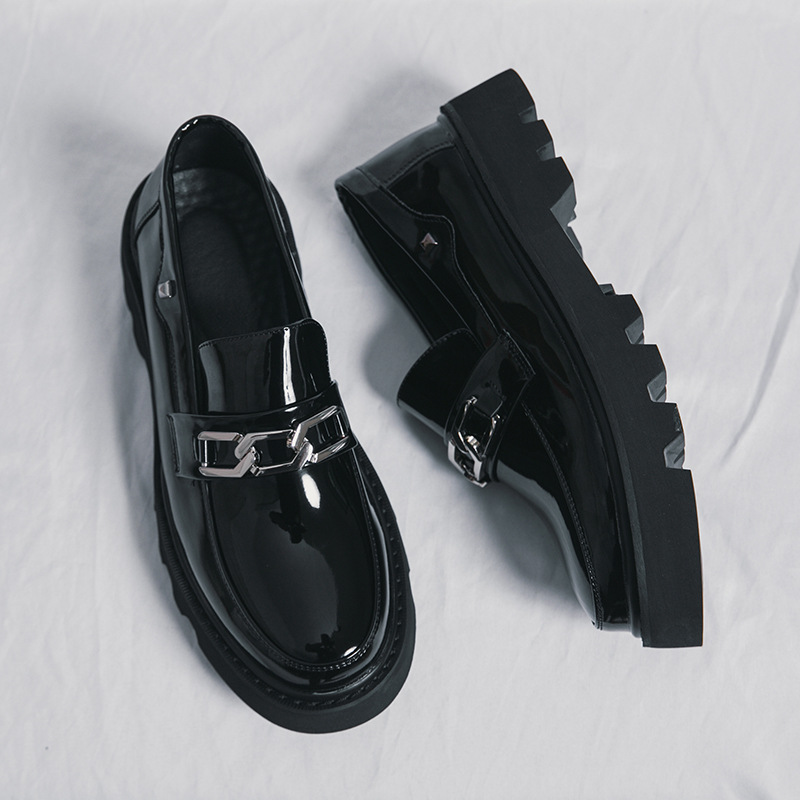 2023 Verano transfronterizo 45 yardas británico simple moda ocio cadena brillante cabeza redonda hombres tendencia zapatos de cuero