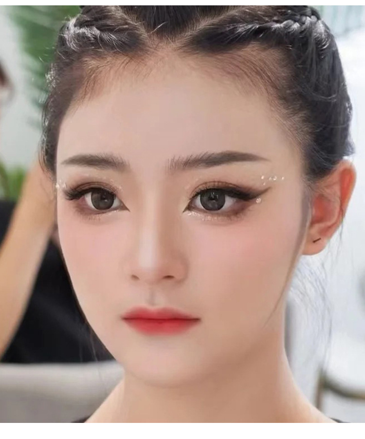 The student stage makeup with colorful eyeshadow, featuring a special blue, green, purple and pearlescent eyeshadow palette, showcases a dazzling performance of makeup undefined