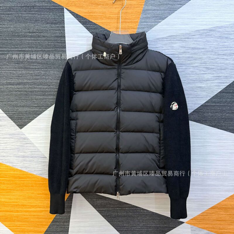 High-quality, in-stock M-brand knitted hooded down jacket with a stand-up collar, available in a couple's style, featuring white goose down and a thick, patchwork design High-quality, in-stock M-brand knitted hooded down jacket with a stand-up collar, available in a couple's style, featuring white goose down and a thick, patchwork design