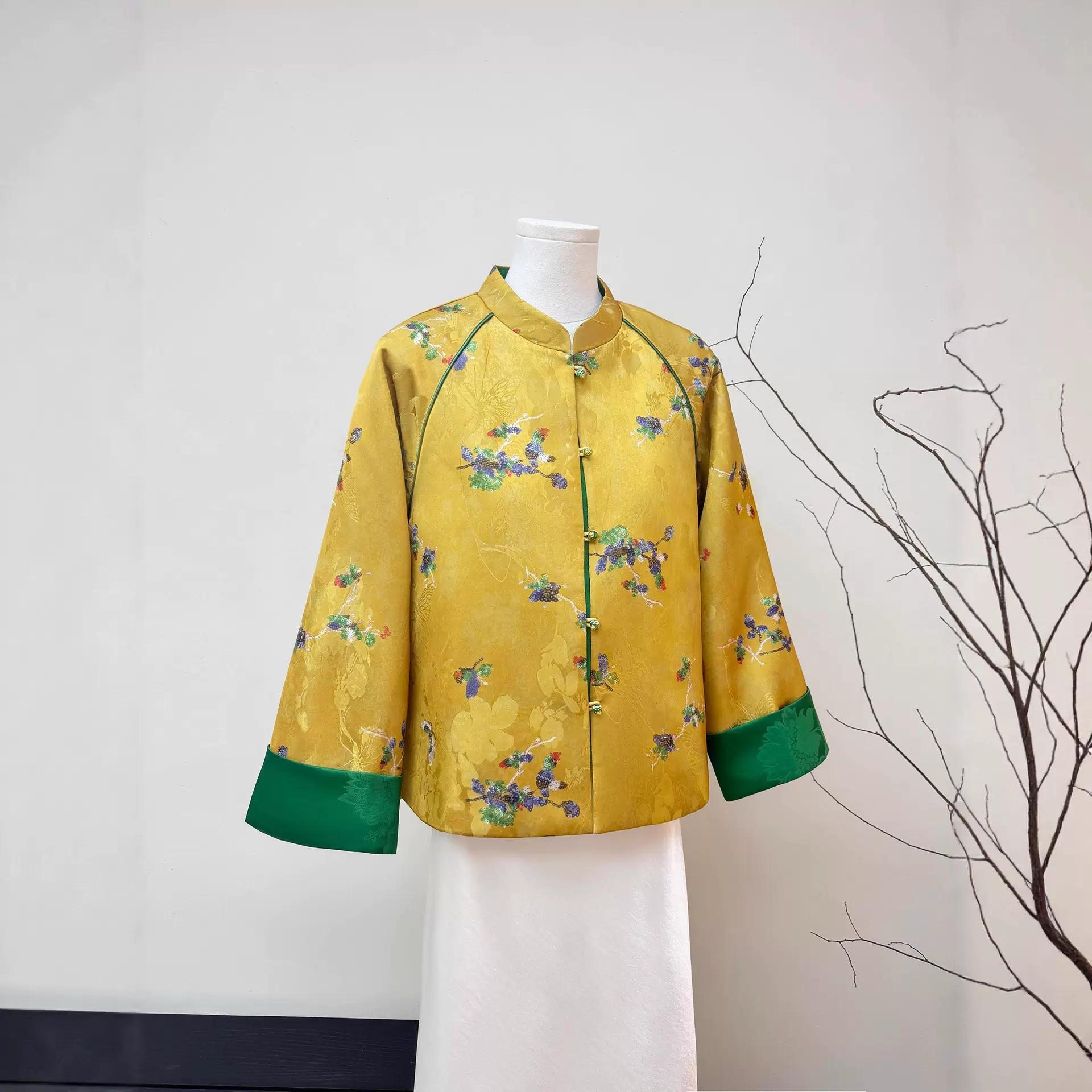 新中式改良唐装提花亮片加棉外套2025冬季新款立领高贵开衫上衣女