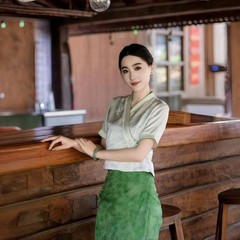 玉家族は同じタイプの雲南西双版納の新しい中国式の服装のタイ族の婦人服の旅行休暇は日常的にお茶の服を着ます。